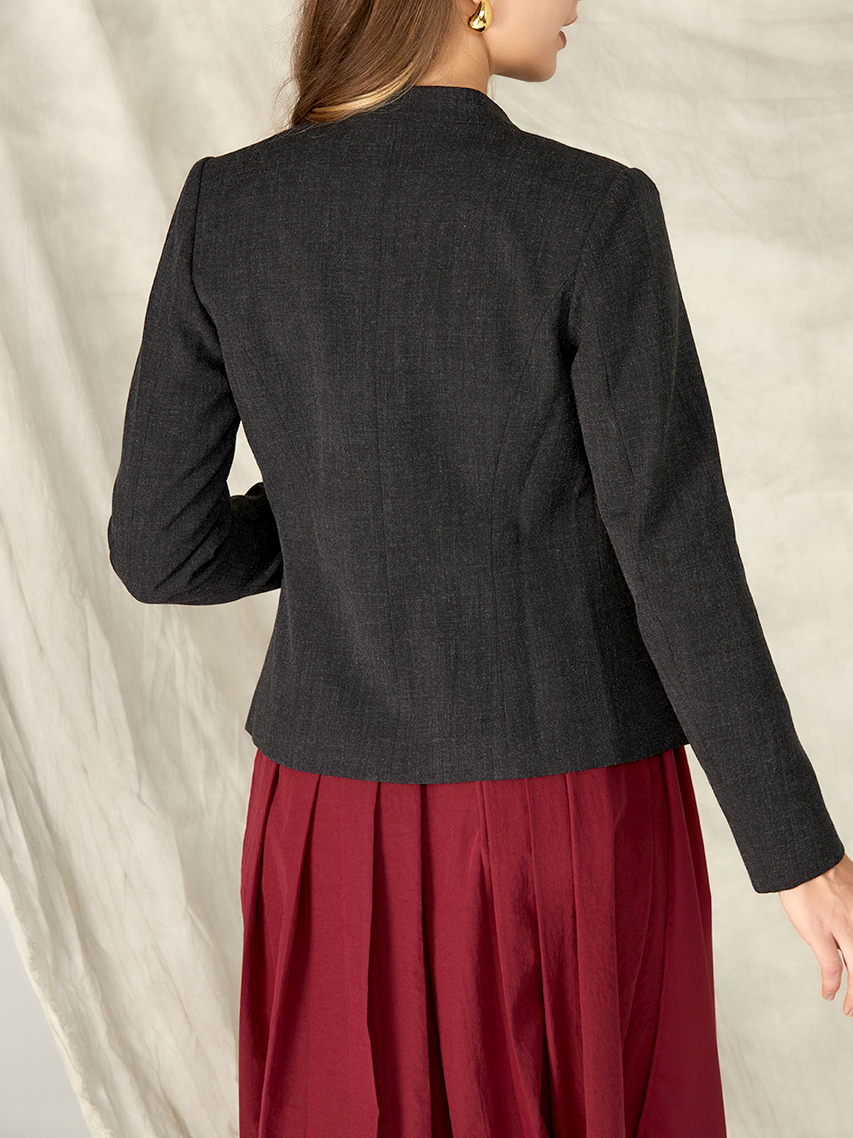 Dirndl in Schwarz mit modernem Schnitt