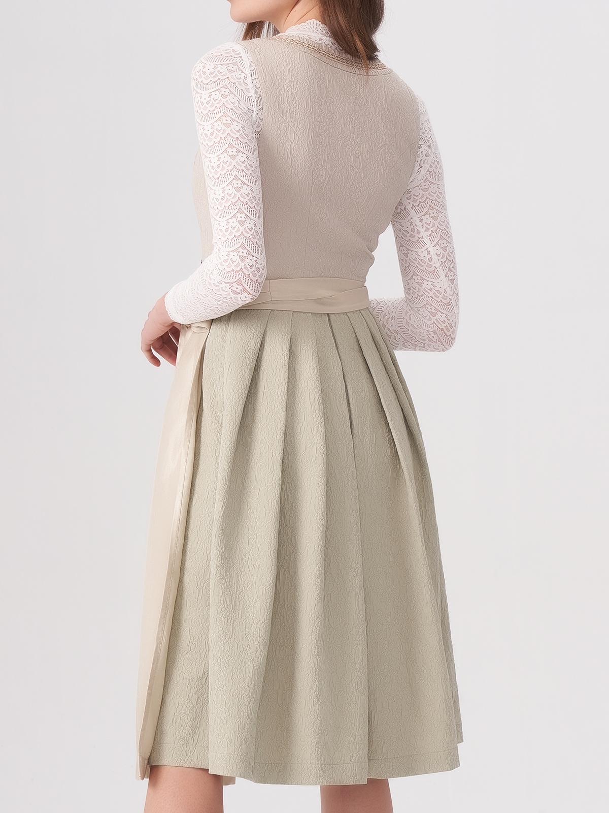 Dirndl in Beige – Eleganz und Tradition