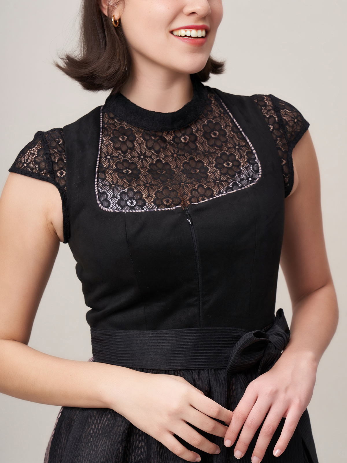 Dirndl mit schwarzer Bluse – stilvolle Kombination für moderne Trachtenfans