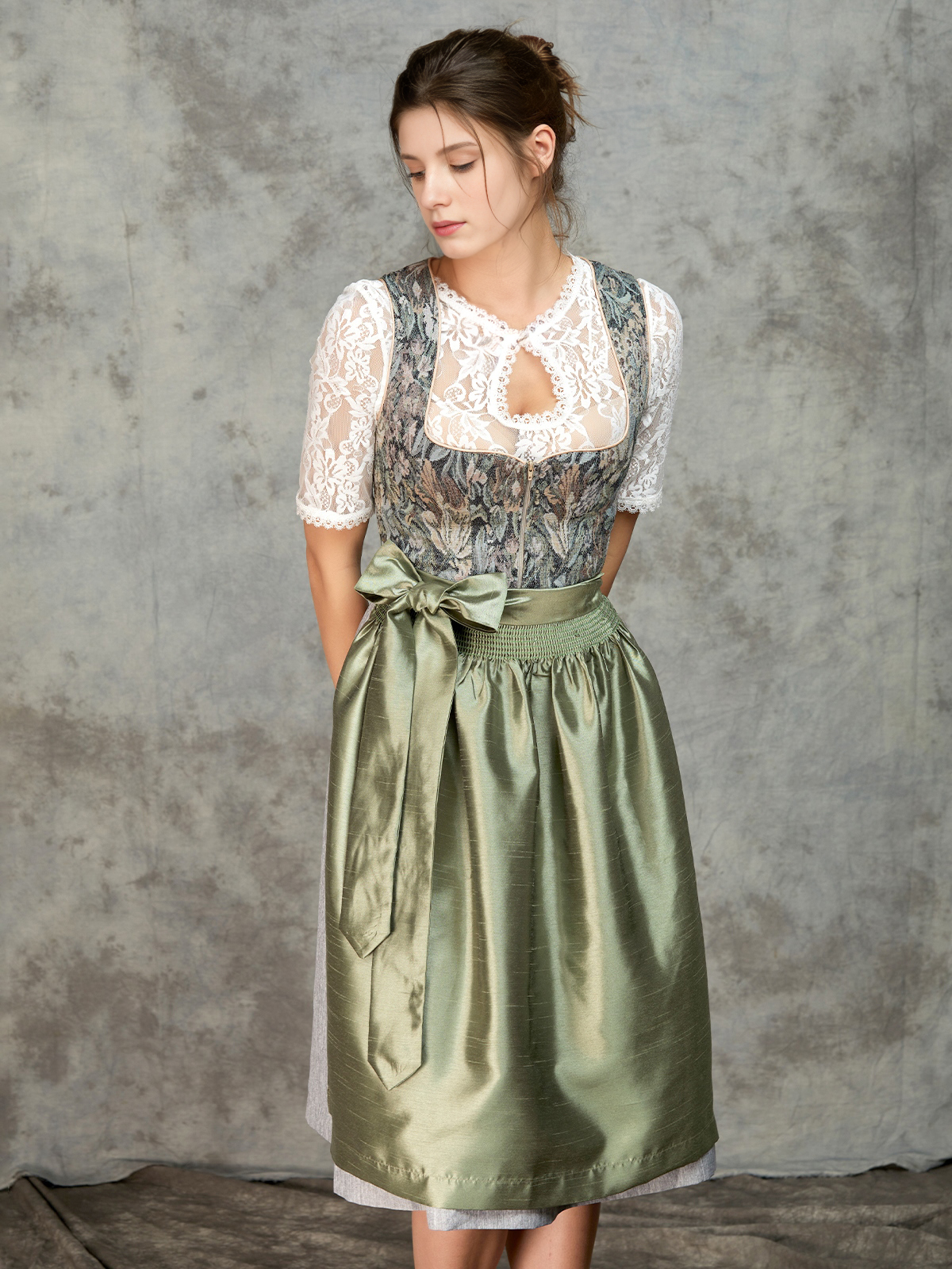 Dirndl in Grau und Grün