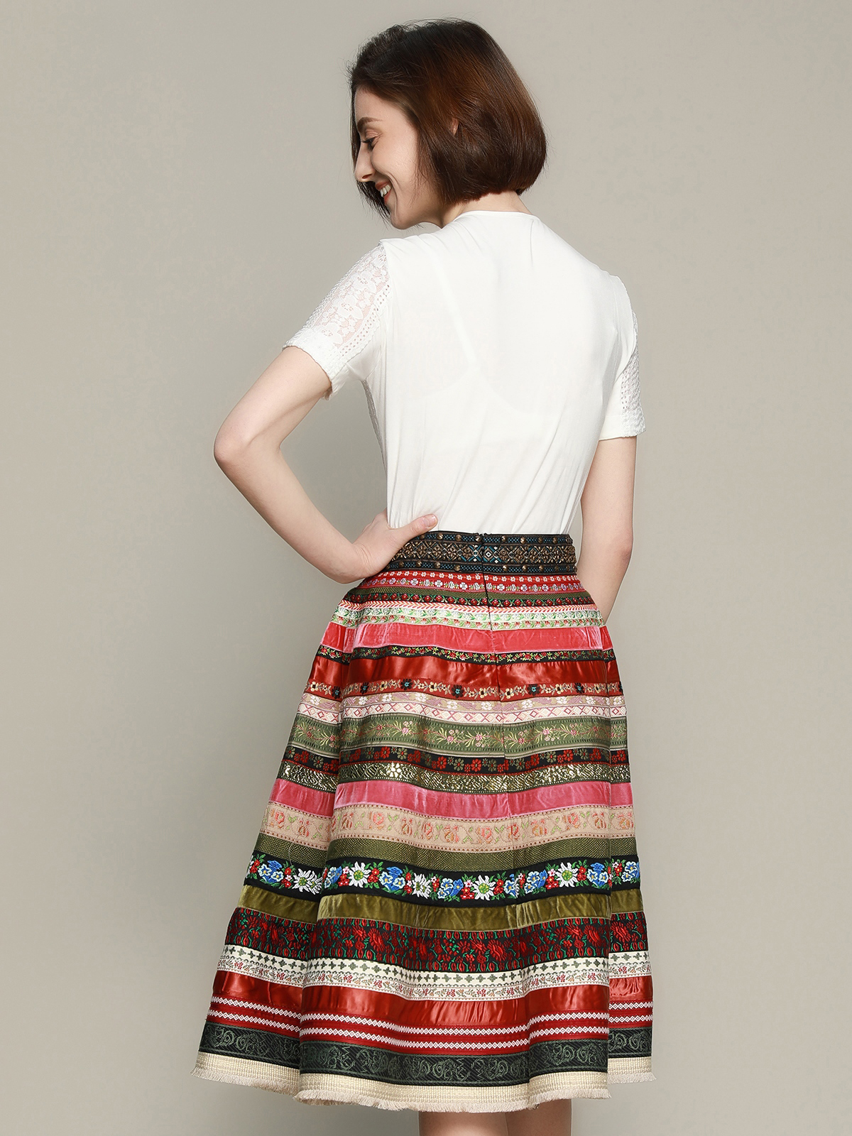 Modernes rotes Dirndl mit floralen Details