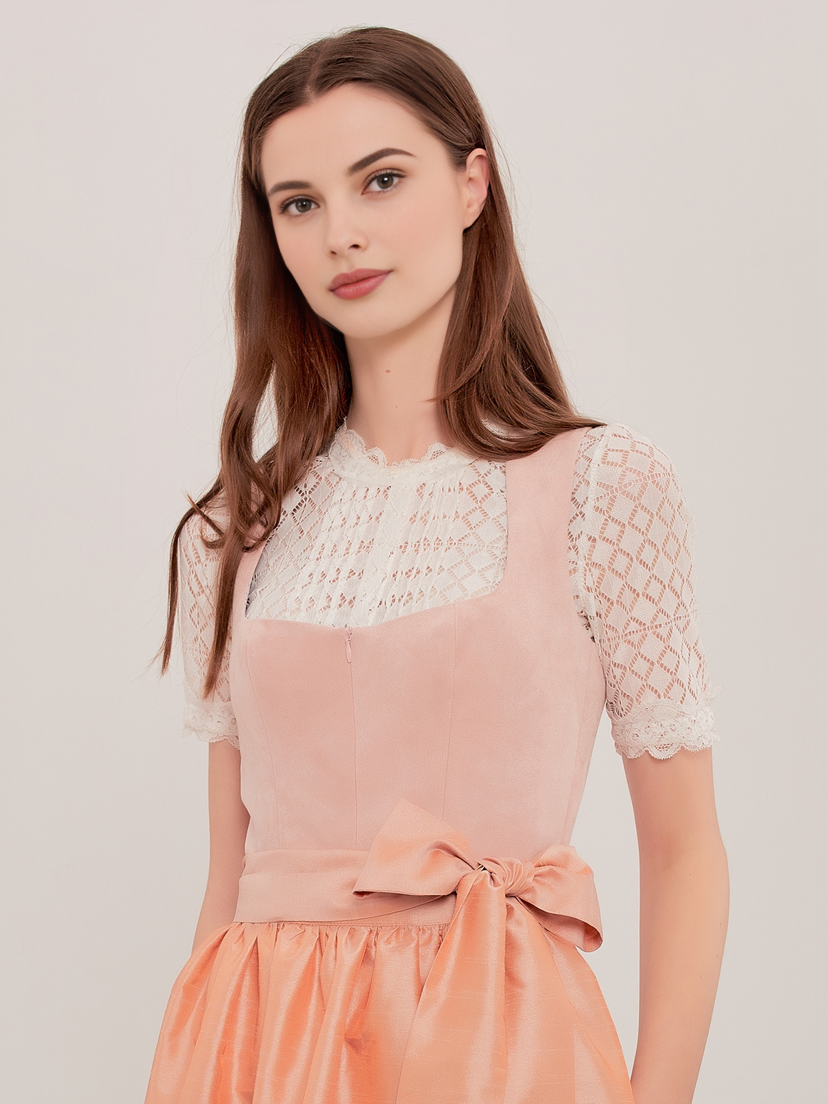 Modernes Dirndl in Rosa mit Herzausschnitt