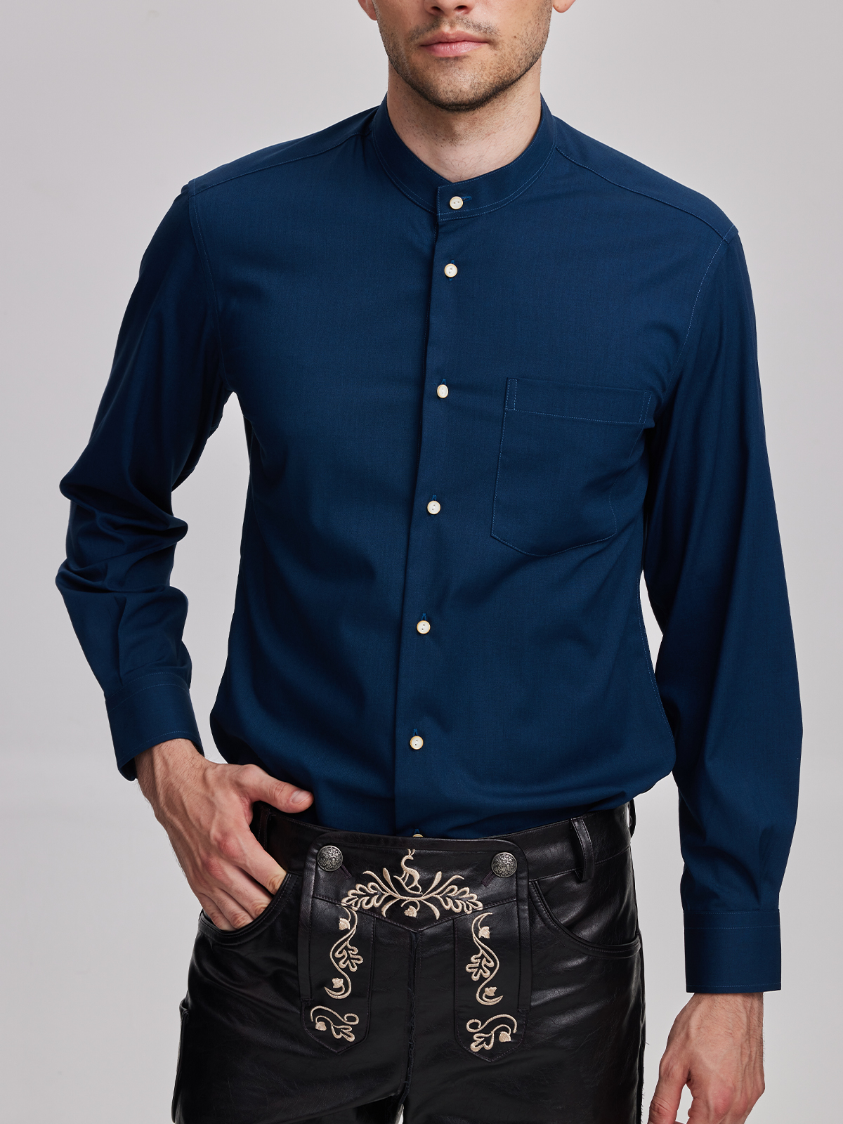 Ein elegantes braunes Dirndl mit blauer Bluse