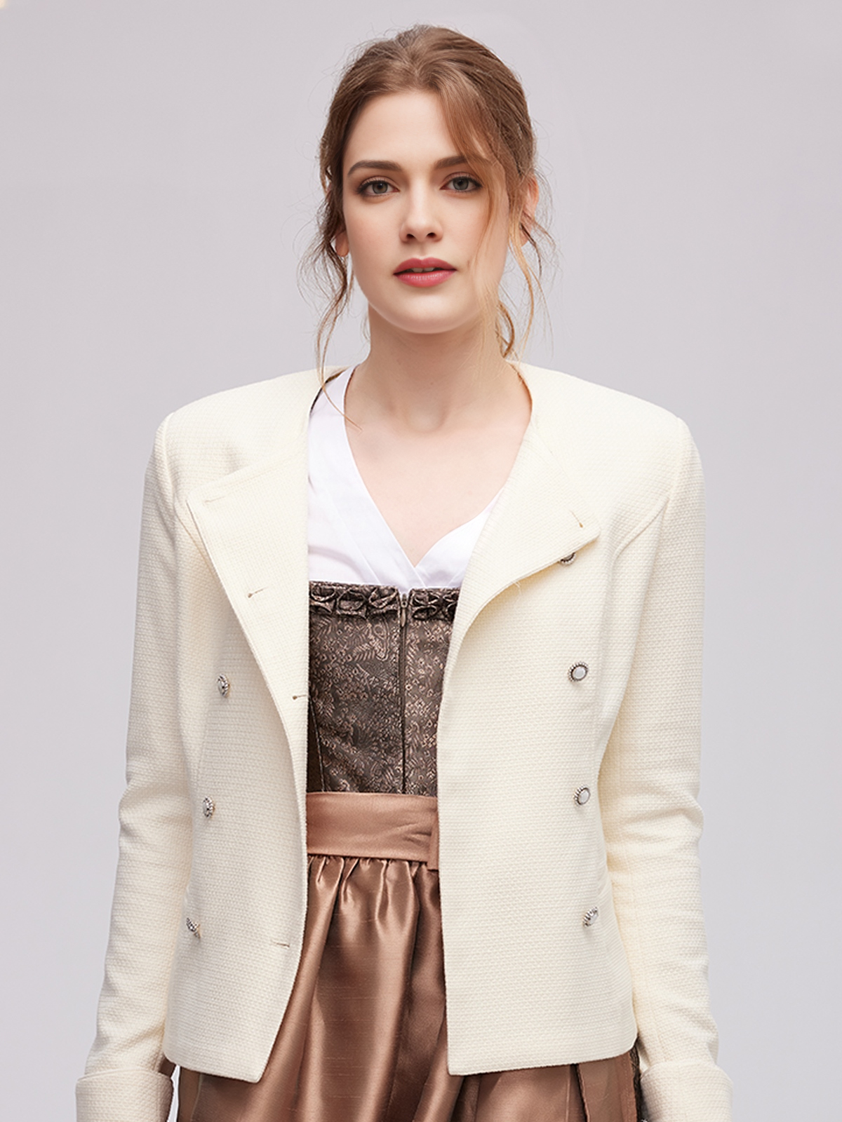Elegantes weißes Dirndl mit monochromer Jacke