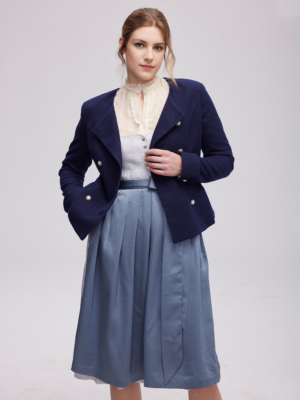 Moderne Dirndlbluse in Blau mit floralen Details