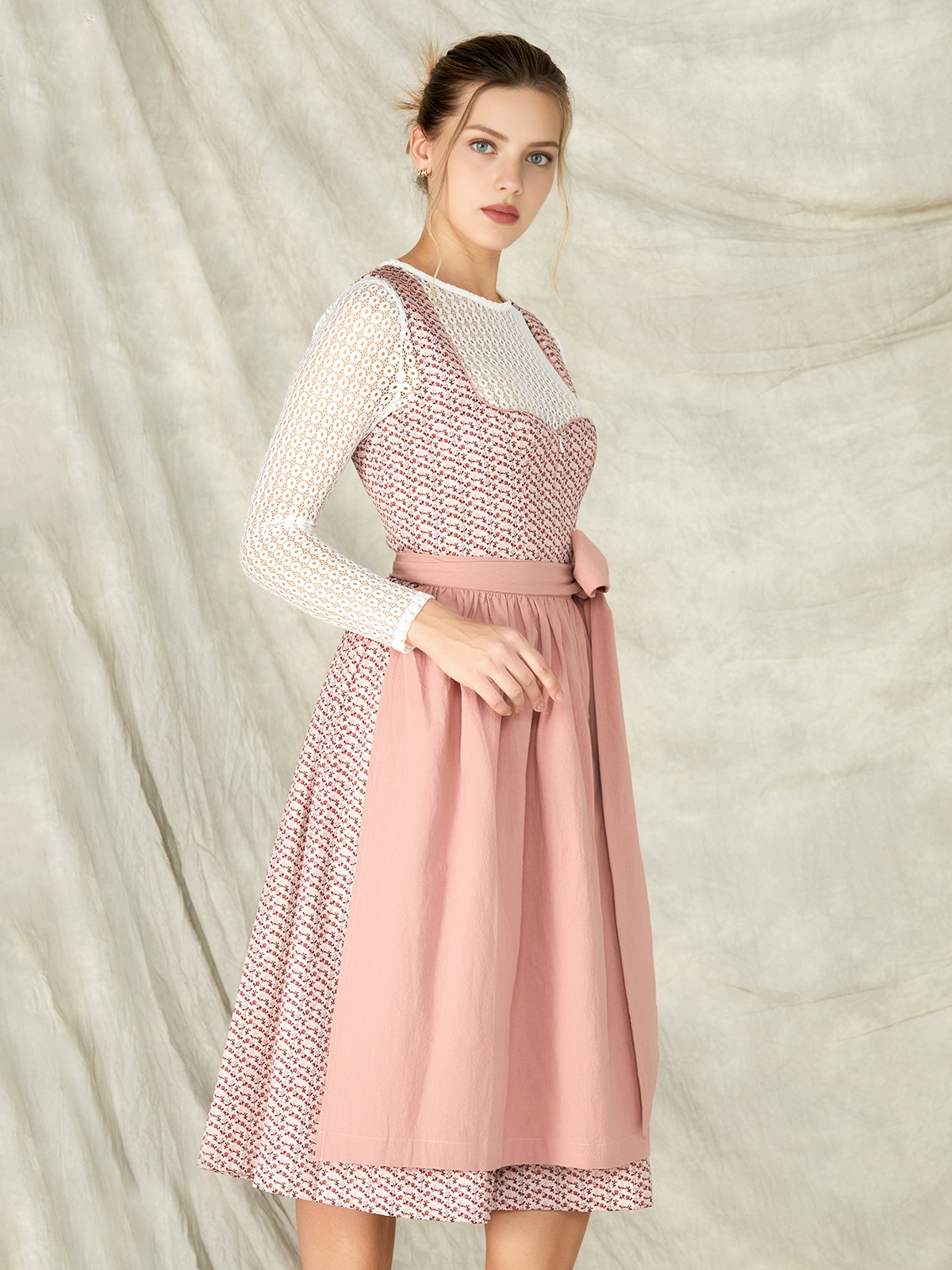 Dirndl in rotem Samt