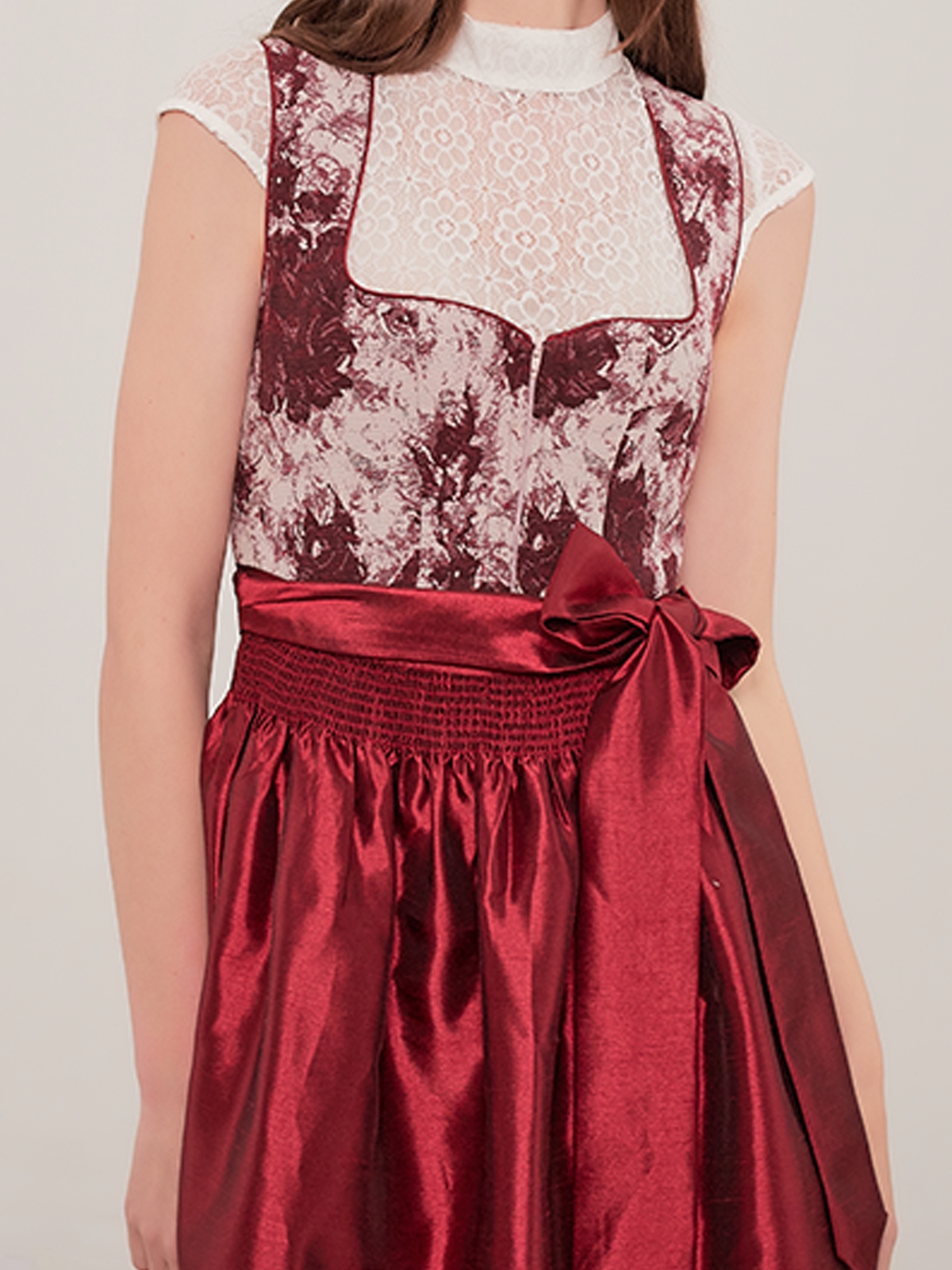 Dirndl mit Lederjacke