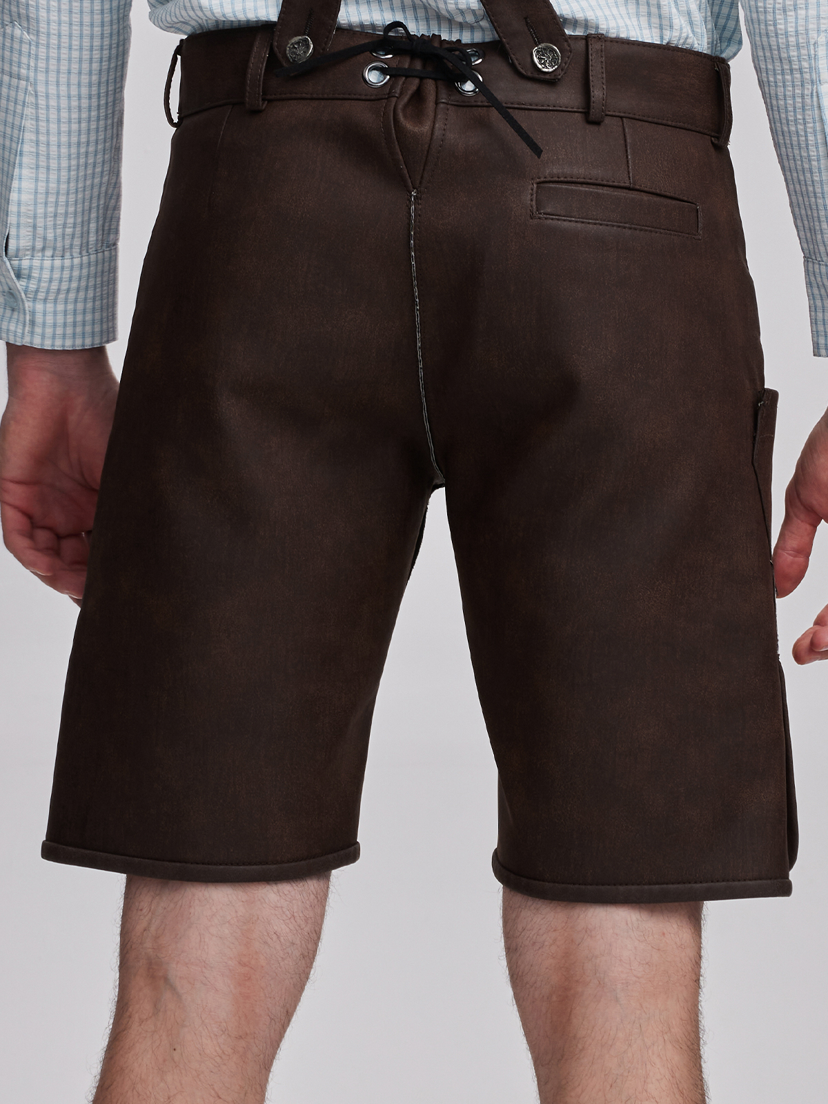 Ein braunes Leder-Dirndl mit modernem Schnitt