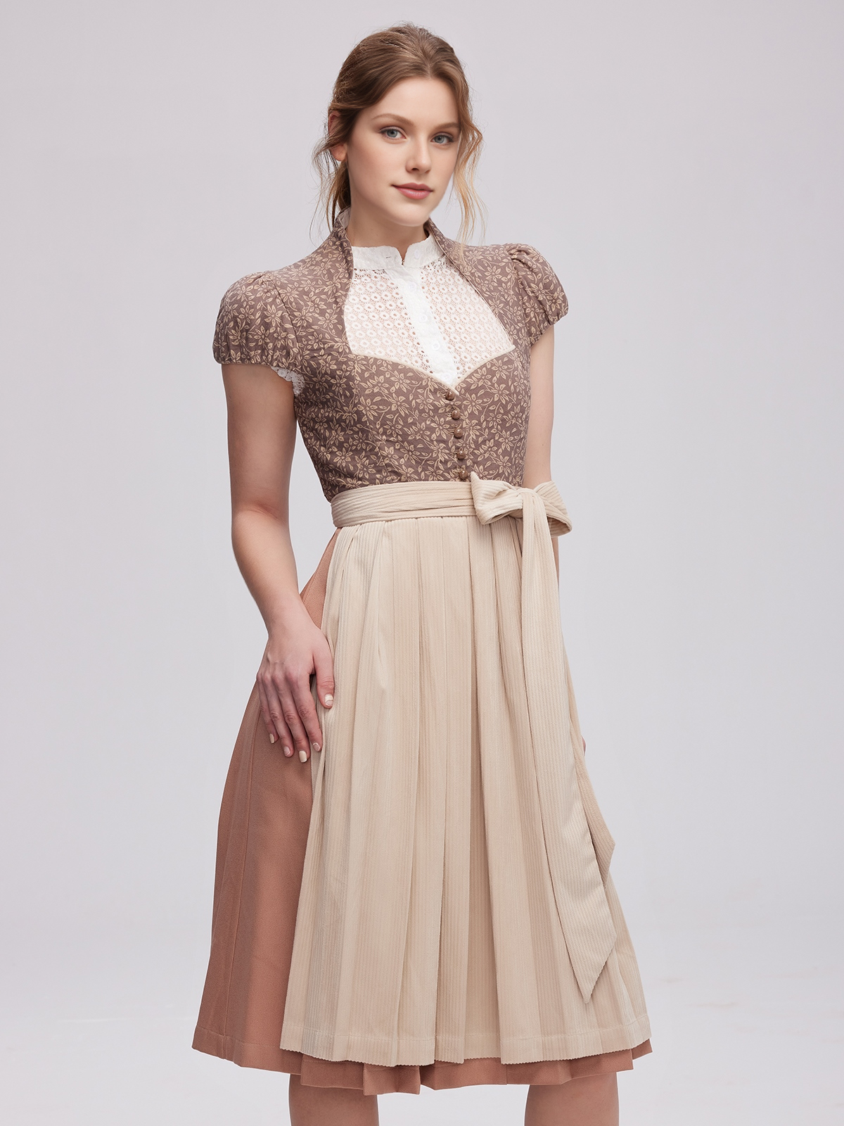 Modernes braunes Dirndl mit blauer Schürze
