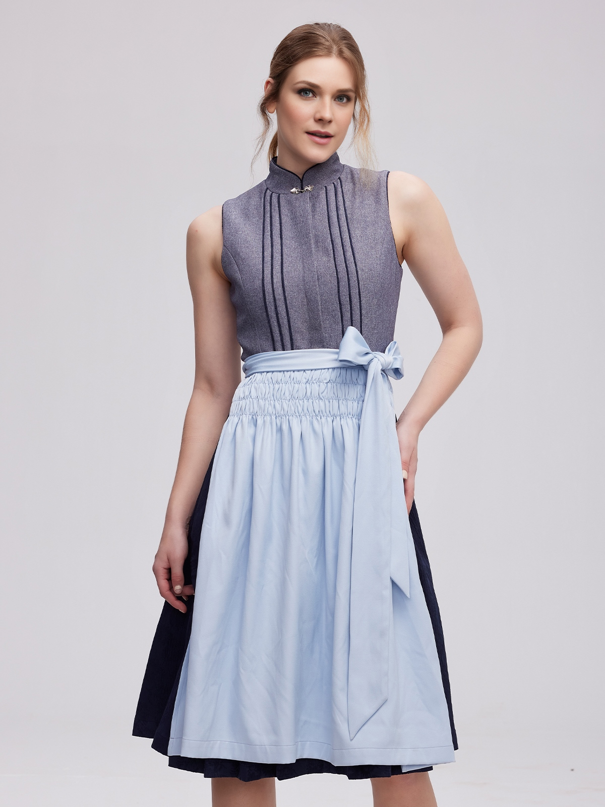 Graues Samt-Dirndl mit eleganten Details