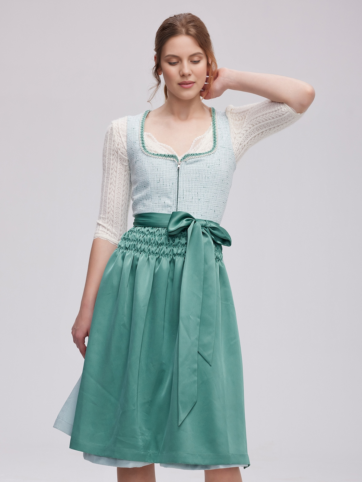 Dirndl Salbeigrün in modernem Design