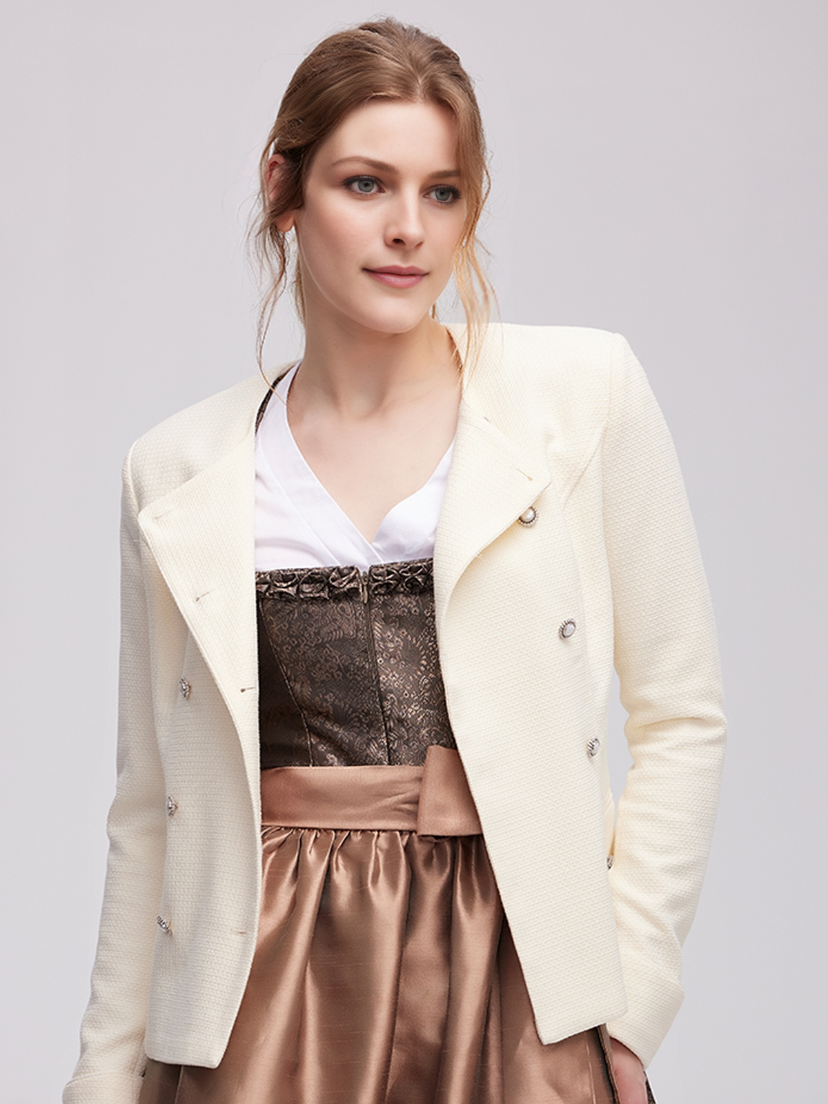 Ein elegantes dunkelgrün Dirndl mit passender Bluse