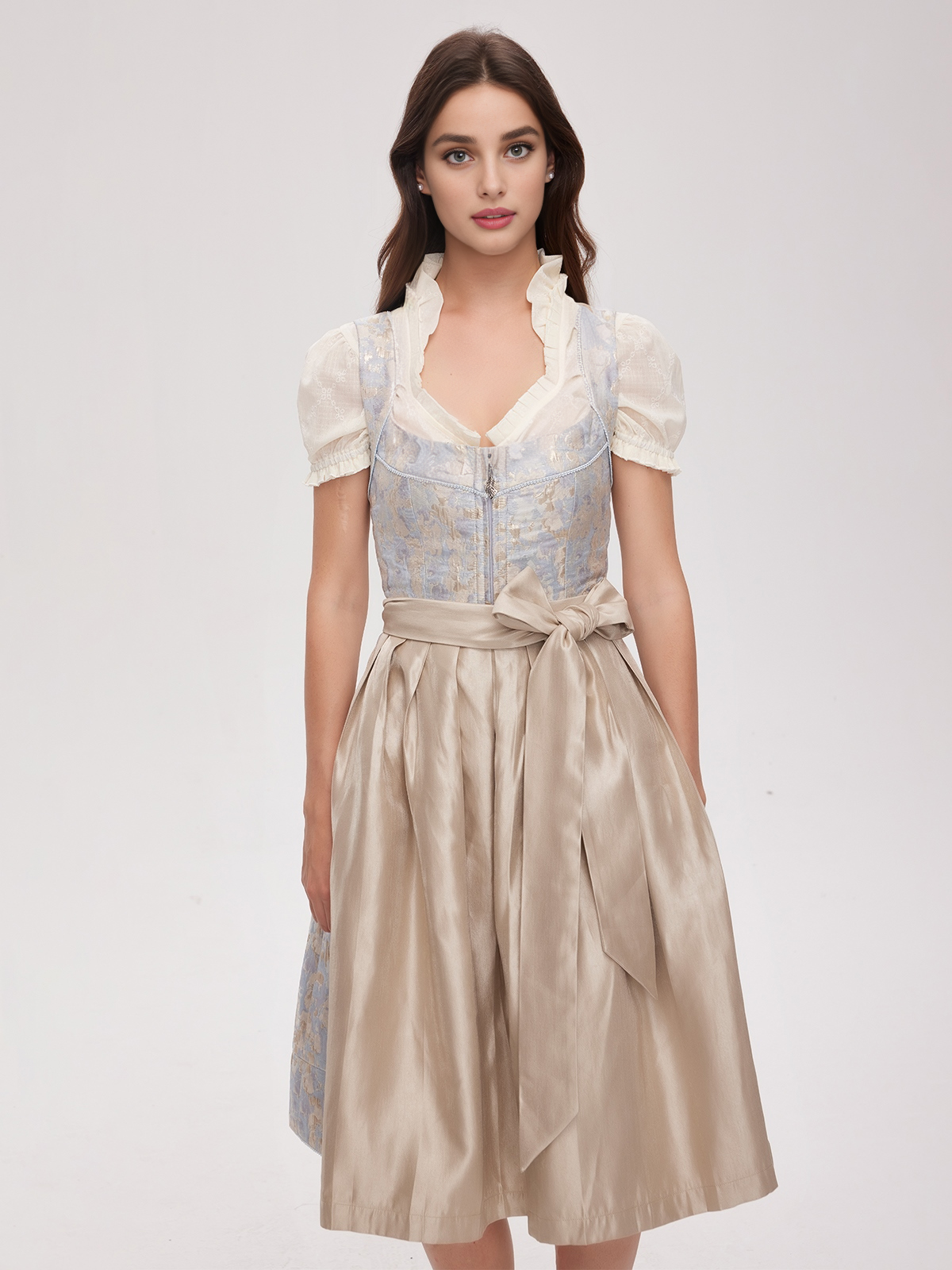 Dirndl in Blau mit hochgeschlossener Bluse