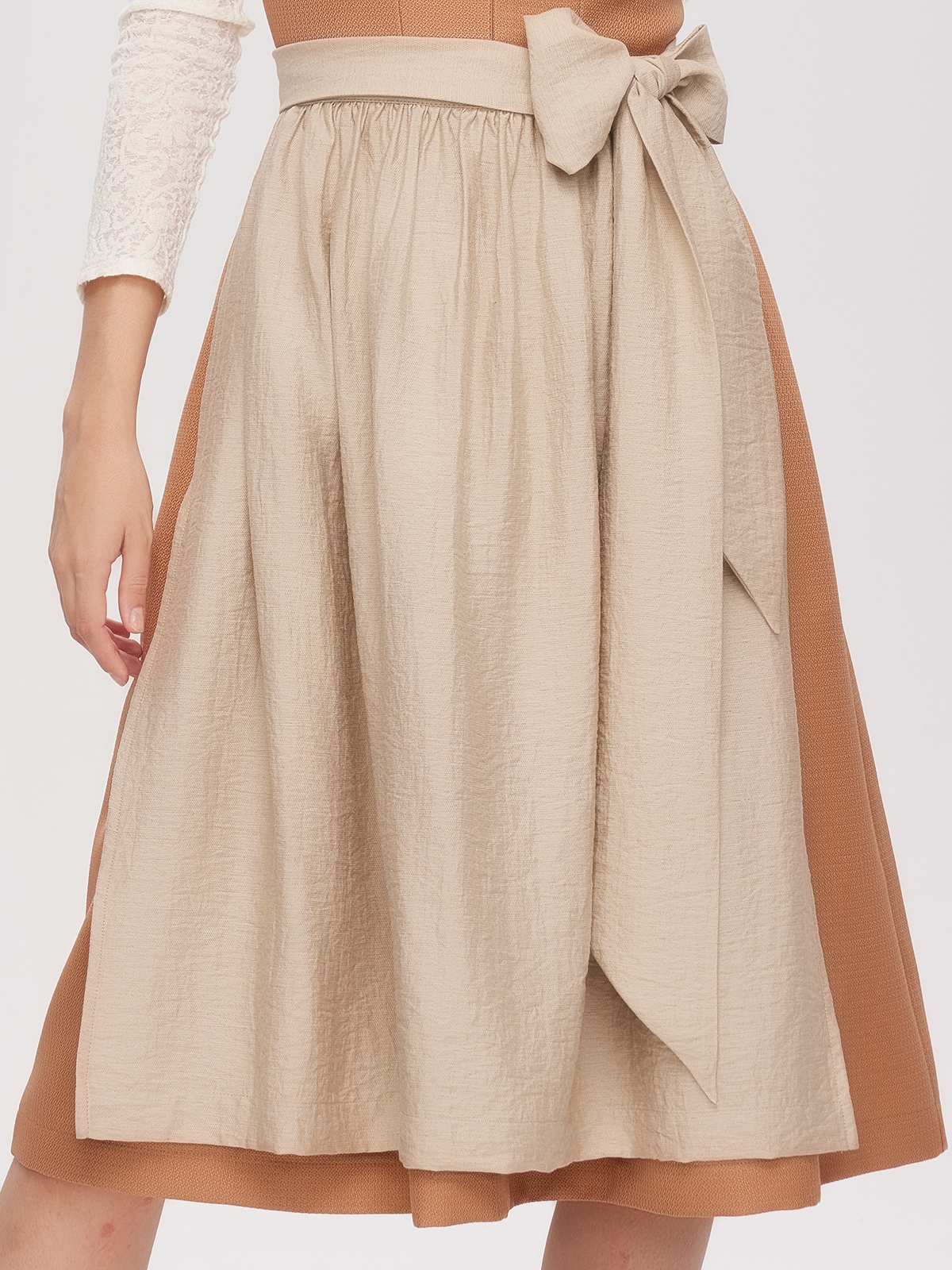 Graues Dirndl mit modernem Schnitt