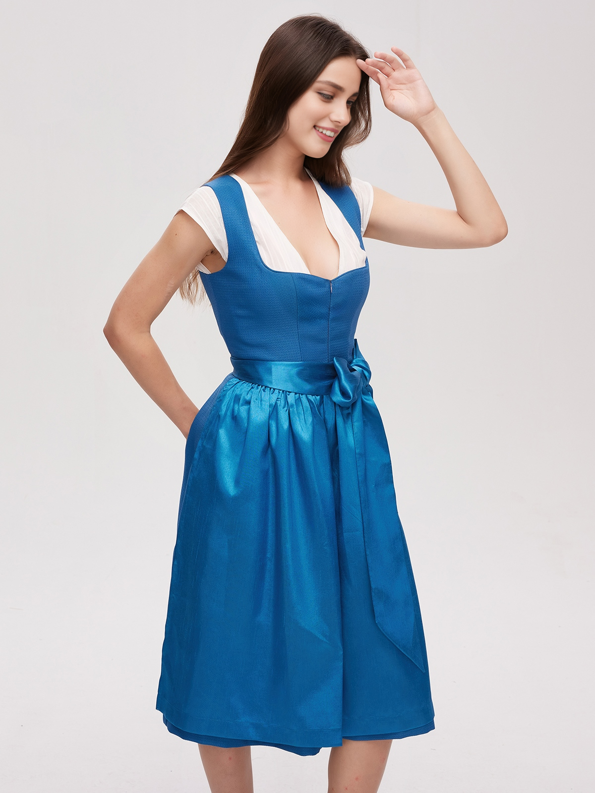Dunkelrotes Dirndl mit floralen Details