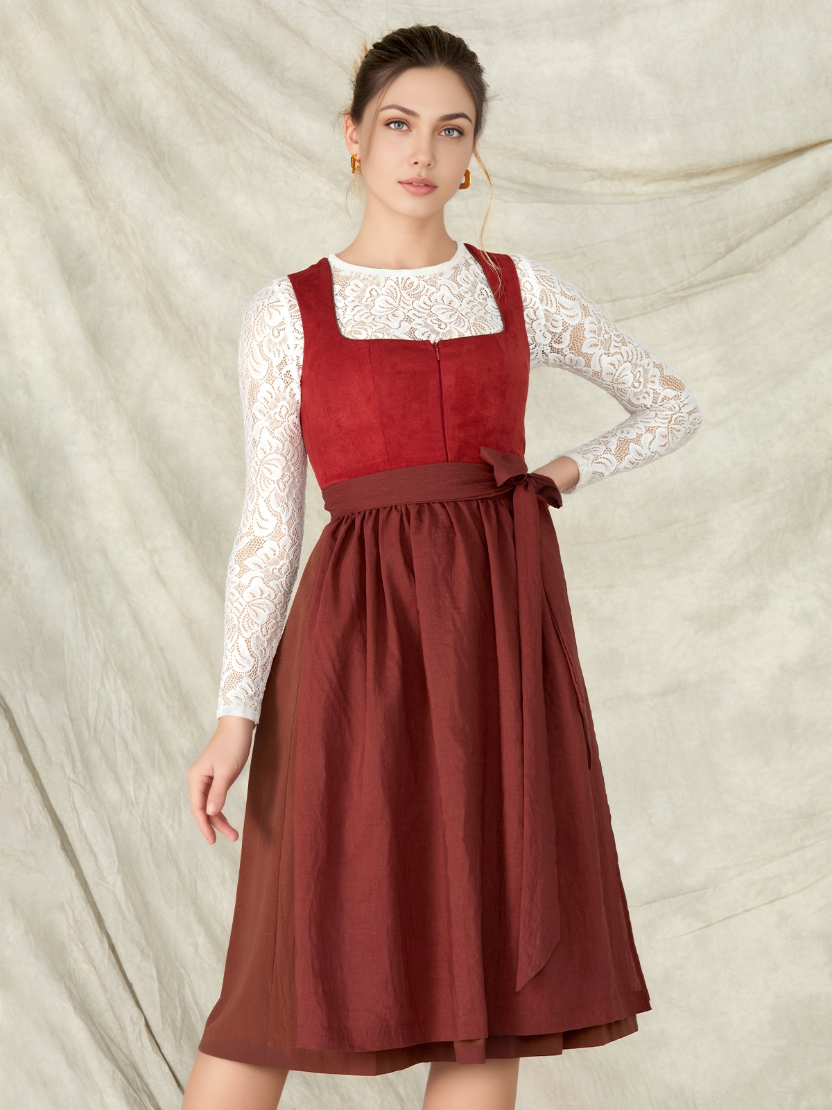 Weinrote Dirndlbluse mit Spitzenbesatz