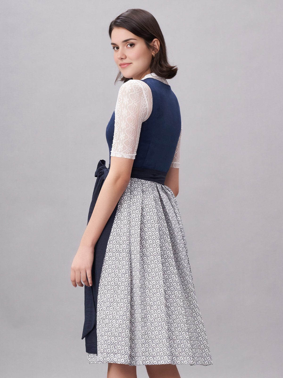 Graues Dirndl mit blauer Schürze