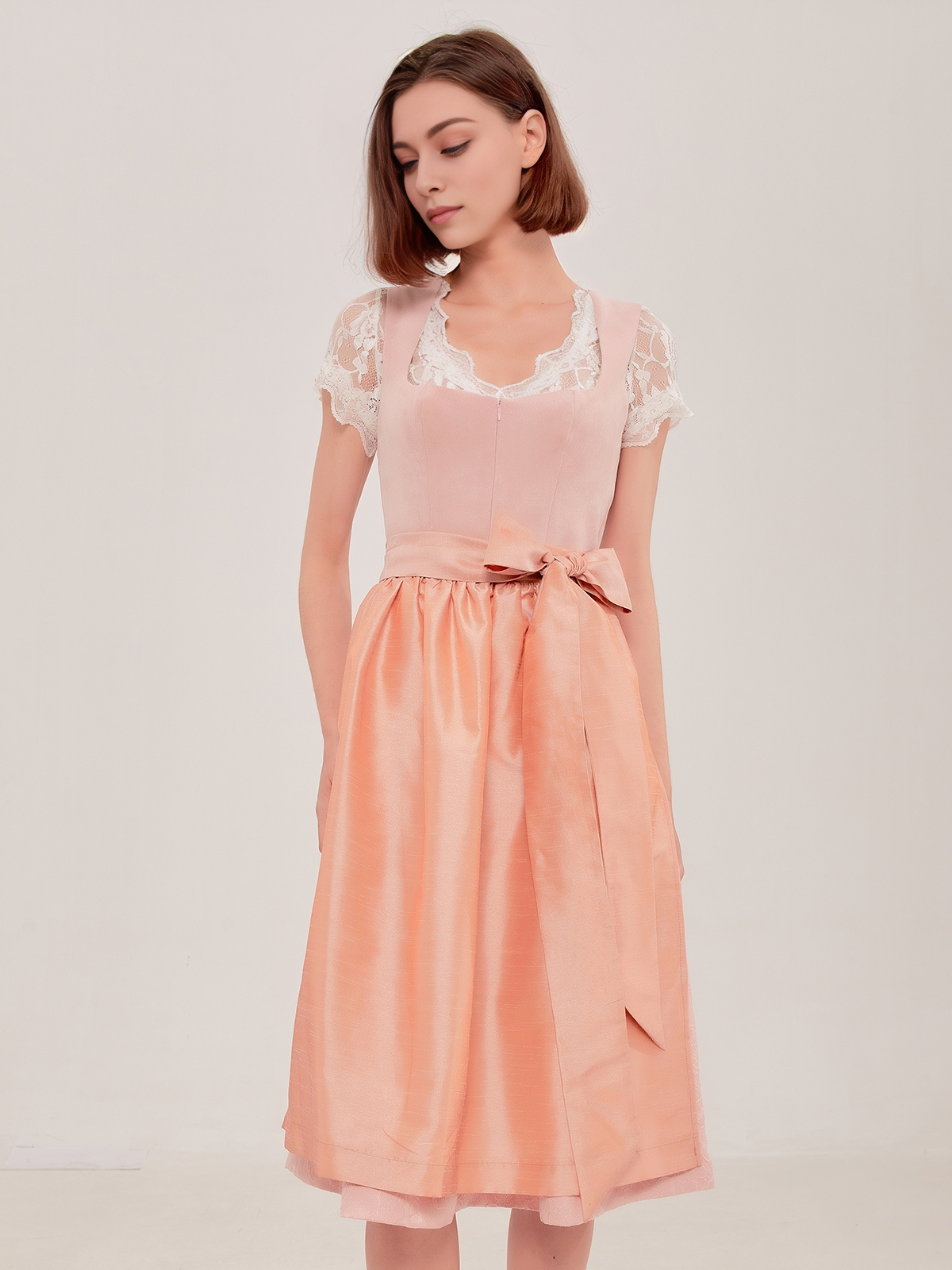 Oranges Dirndl – strahlend und elegant
