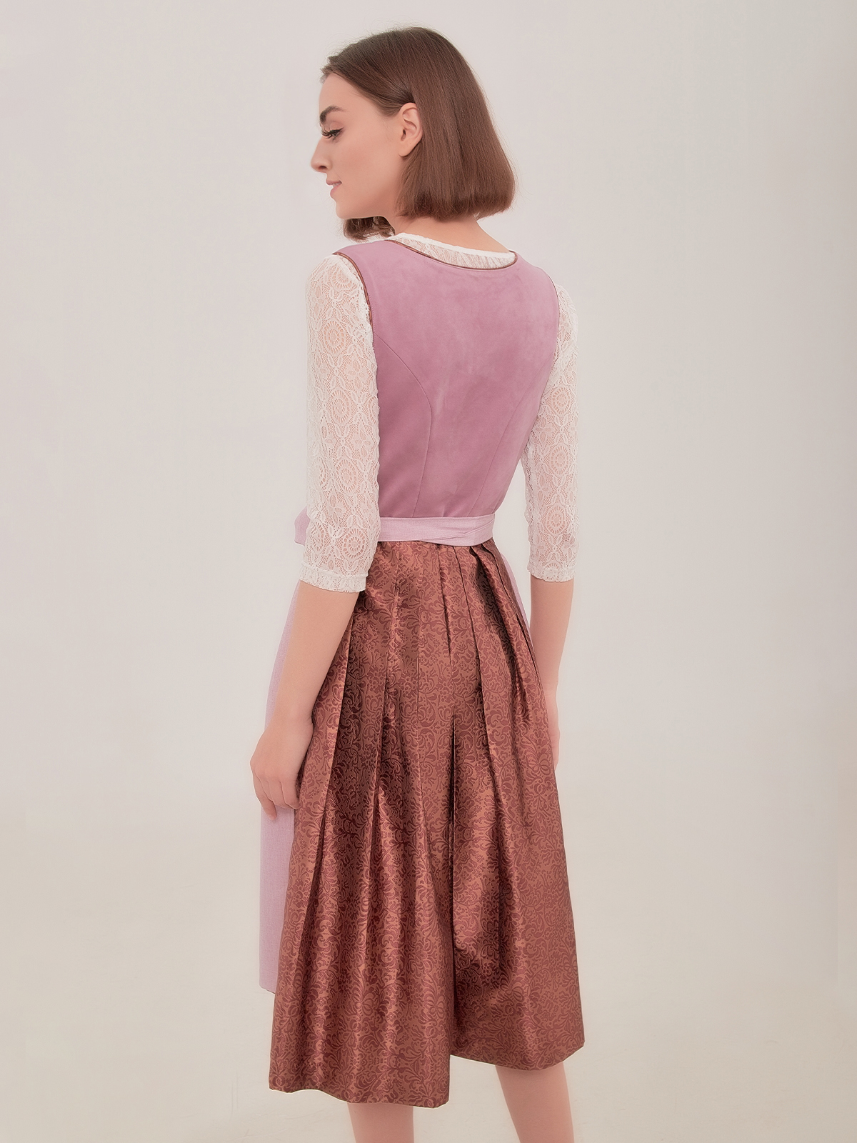 Dirndl in Lila mit traditionellen Elementen