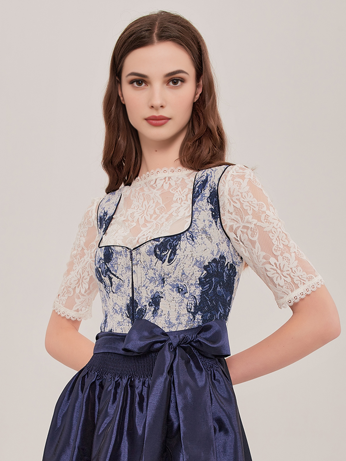 Ehreer Dirndl in Blau – elegant und zeitgemäß