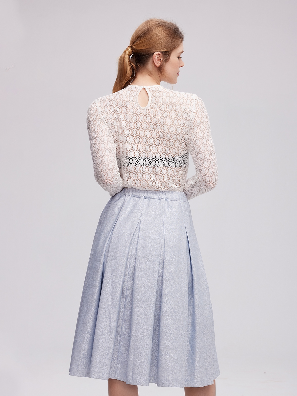 Hellblaues Dirndl mit floralen Details