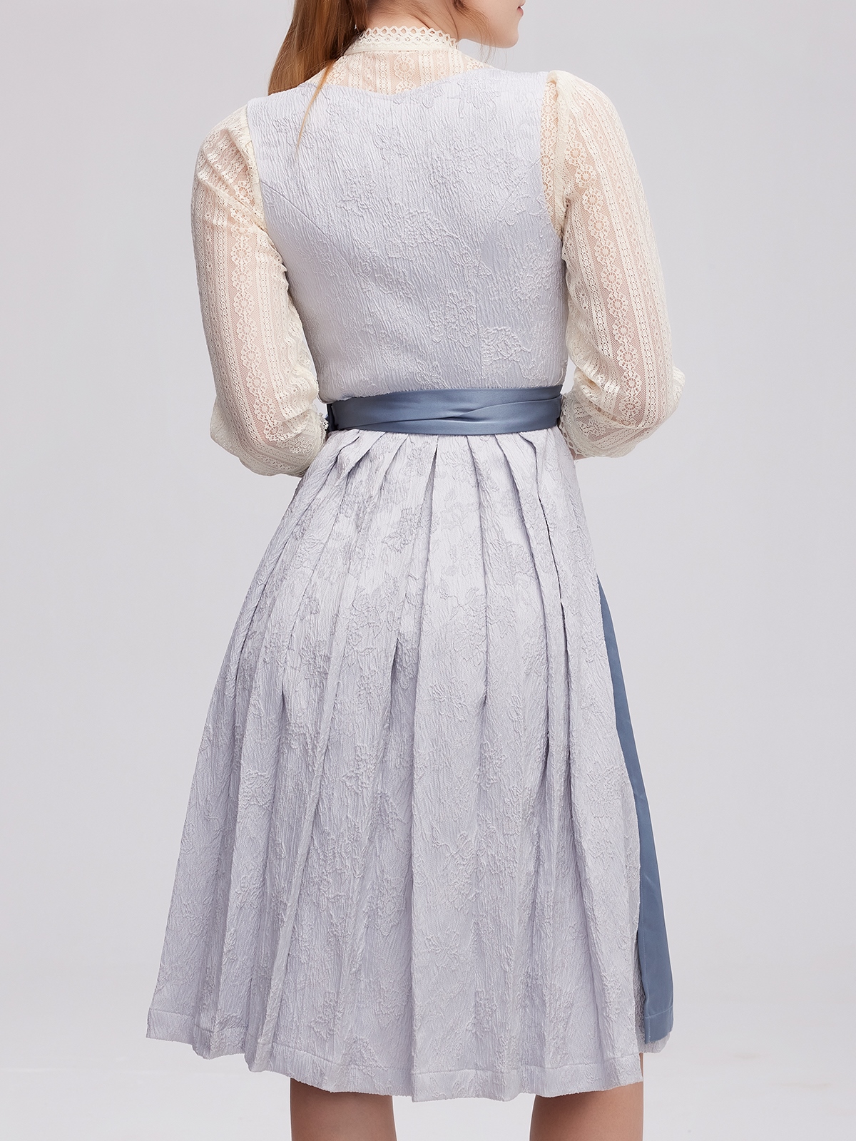 Ein dunkelgrünes Samt Dirndl mit passenden Accessoires