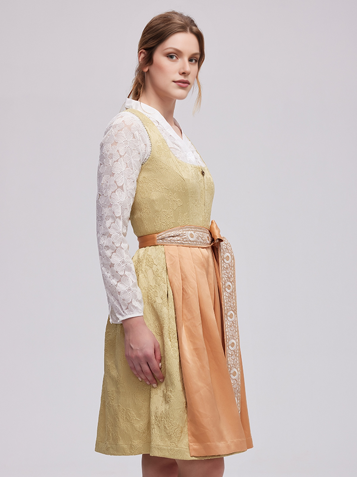 Ein strahlend gelbes Amuseliebe Dirndl, perfekt für festliche Anlässe