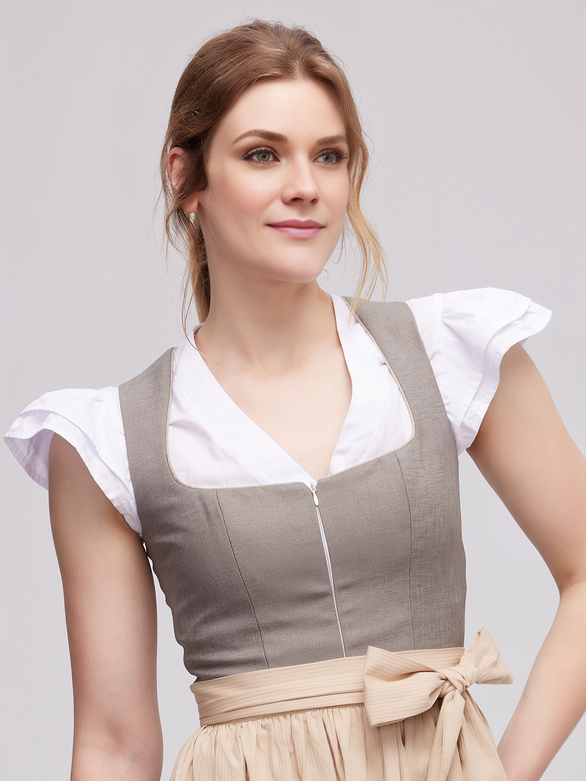 Elegantes graues Ja Mei Dirndl mit modernem Schnitt
