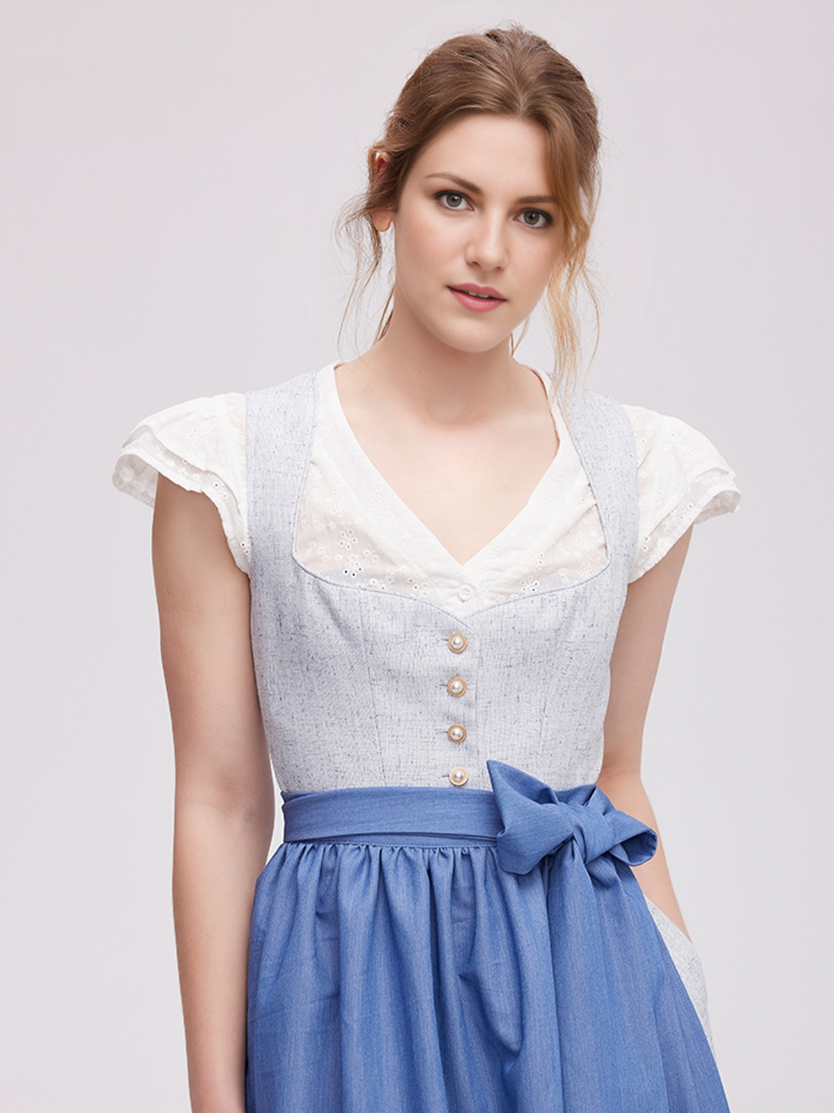 Dirndl in Blau mit traditioneller Stickerei