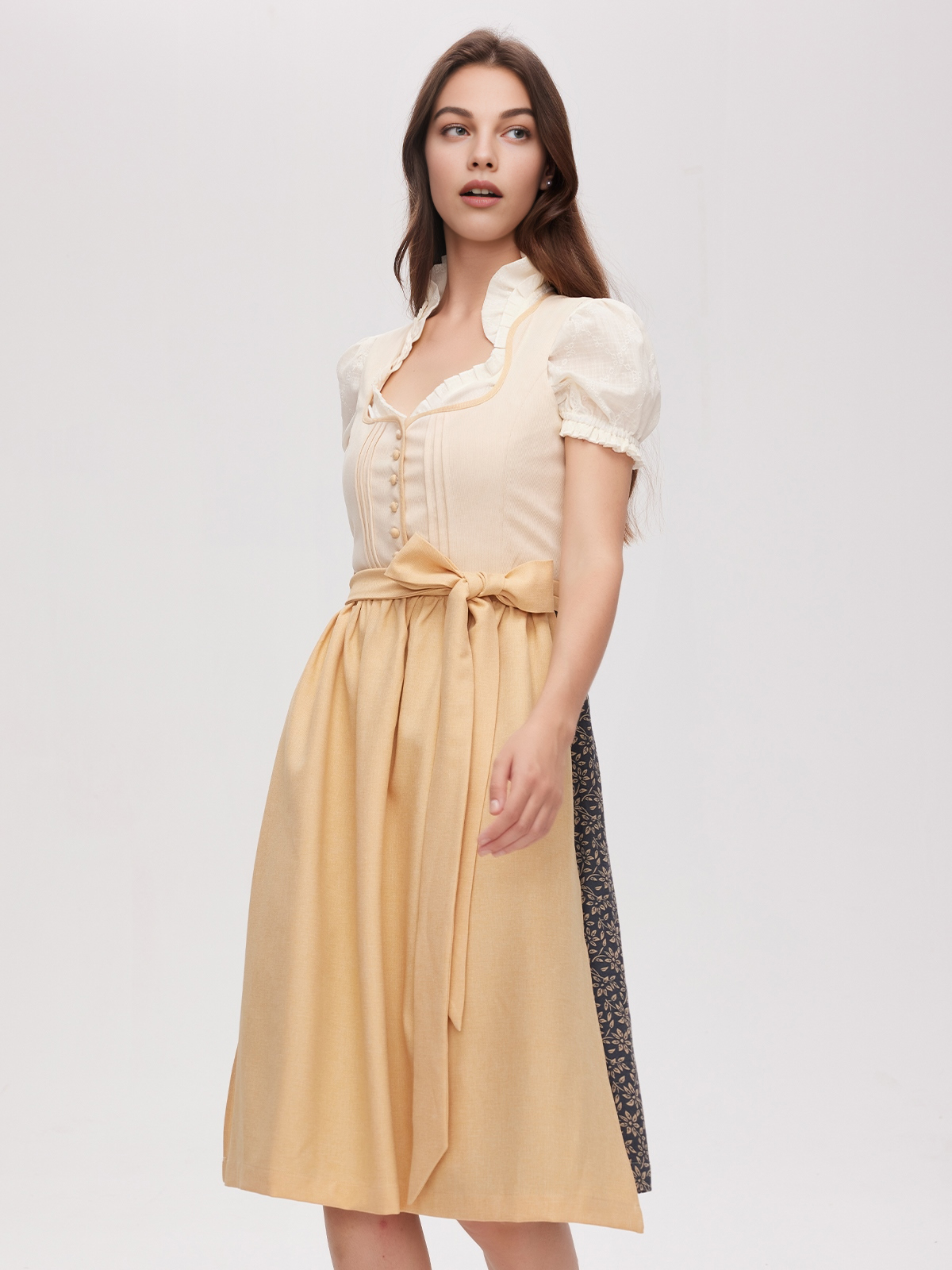 Graues Dirndl mit gelber Schürze