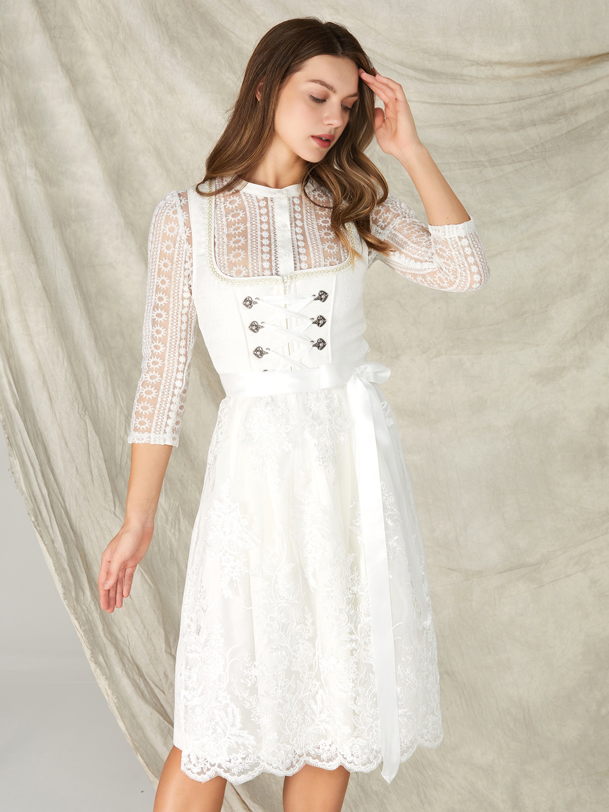 Modernes weißes Dirndl