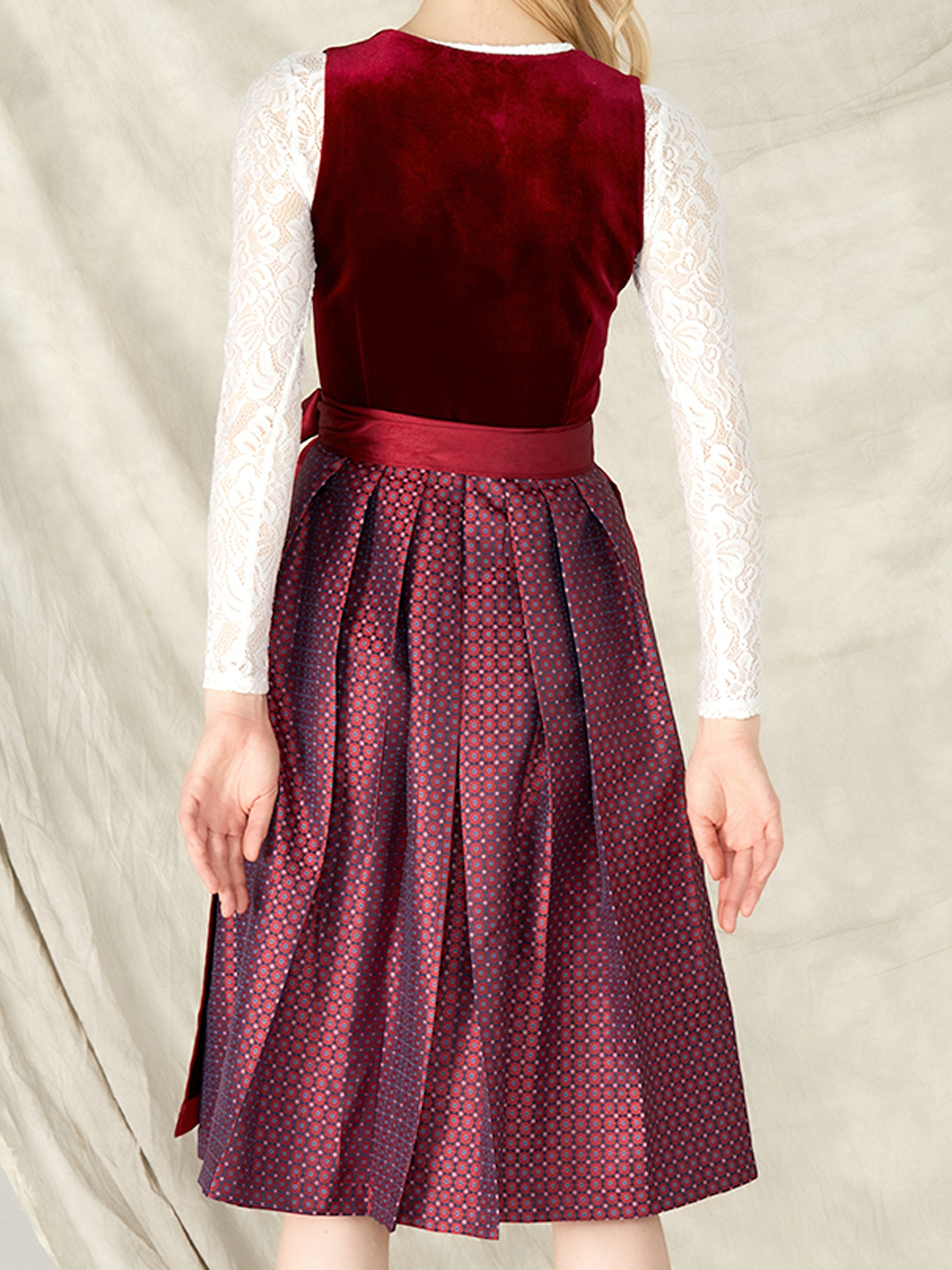 Dirndl Rocklänge 70 cm in Rot