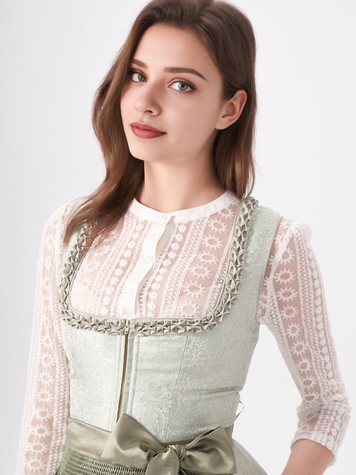 Ein modernes Dirndl in Grün mit floralen Details – ein Beispiel für die Vielfalt der Dirndl-Mode