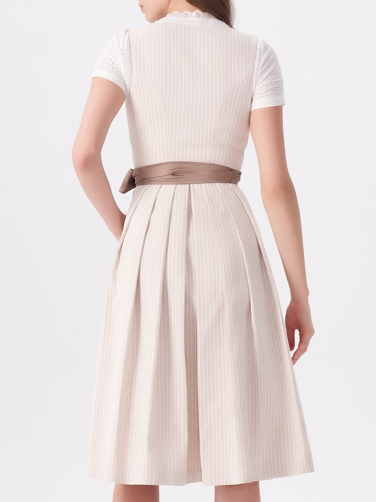 Modernes Dirndl in Beige mit kurzer Bluse