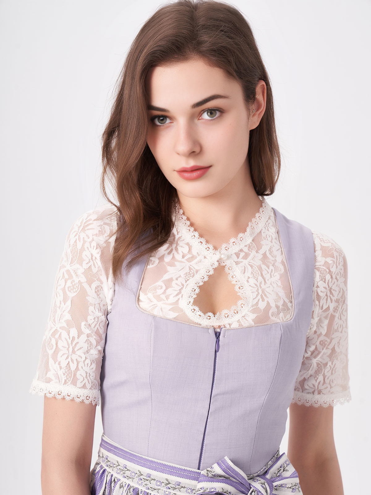 Lila Dirndl mit Spitzenbluse