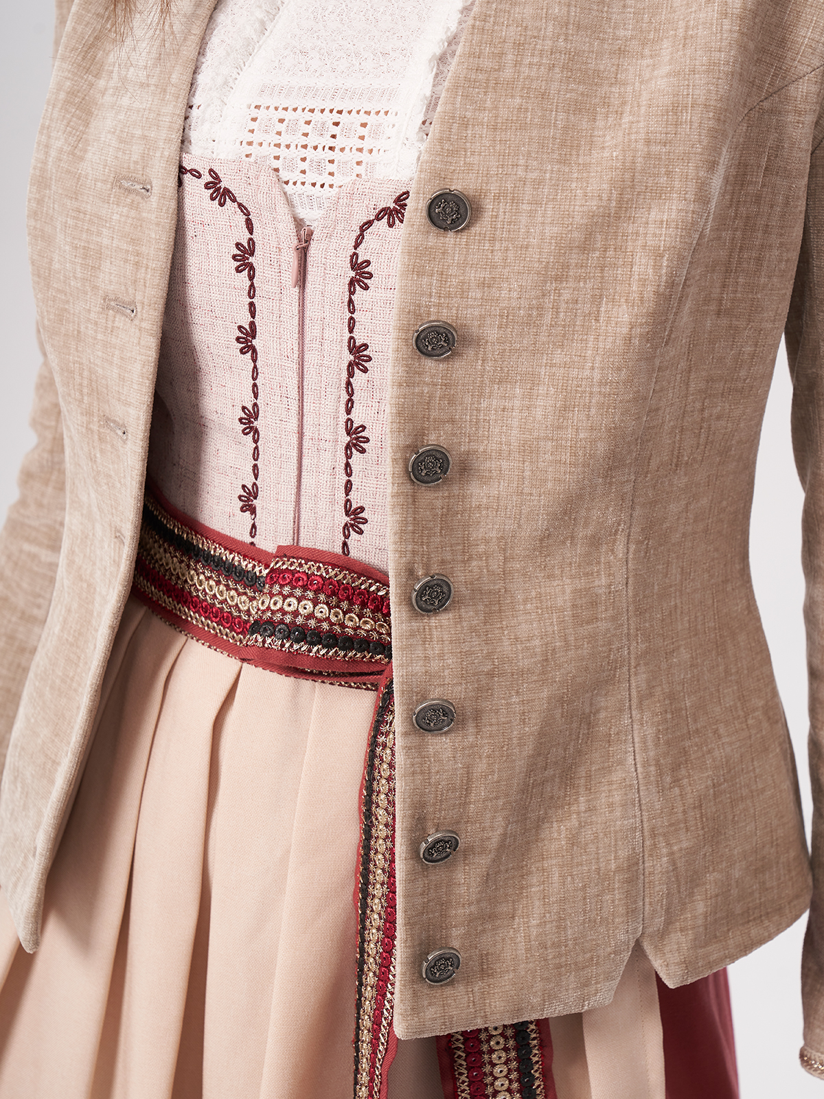 Dirndl mit moderner Jacke kombiniert