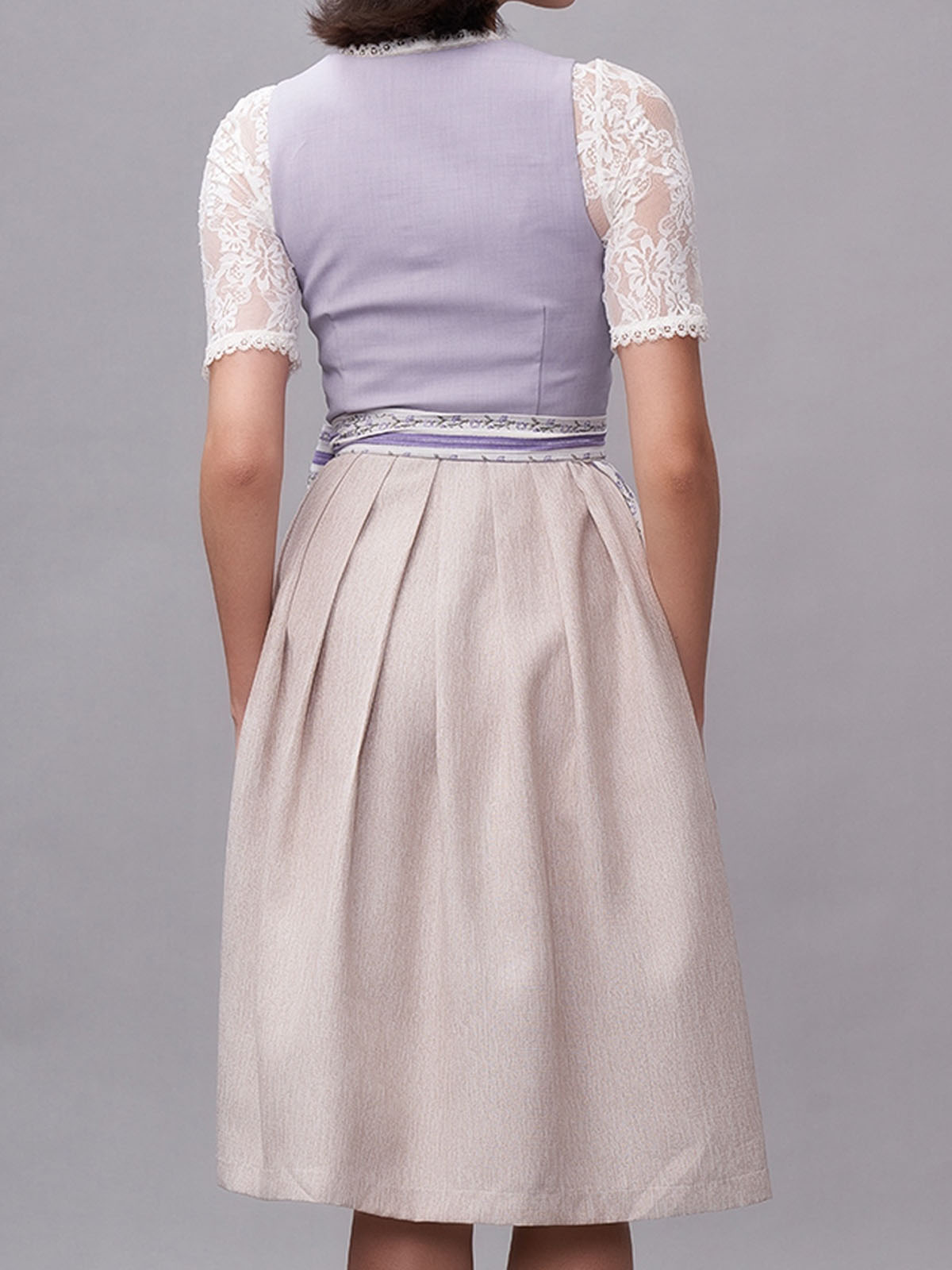 Dirndlbluse in eleganter lila Variante