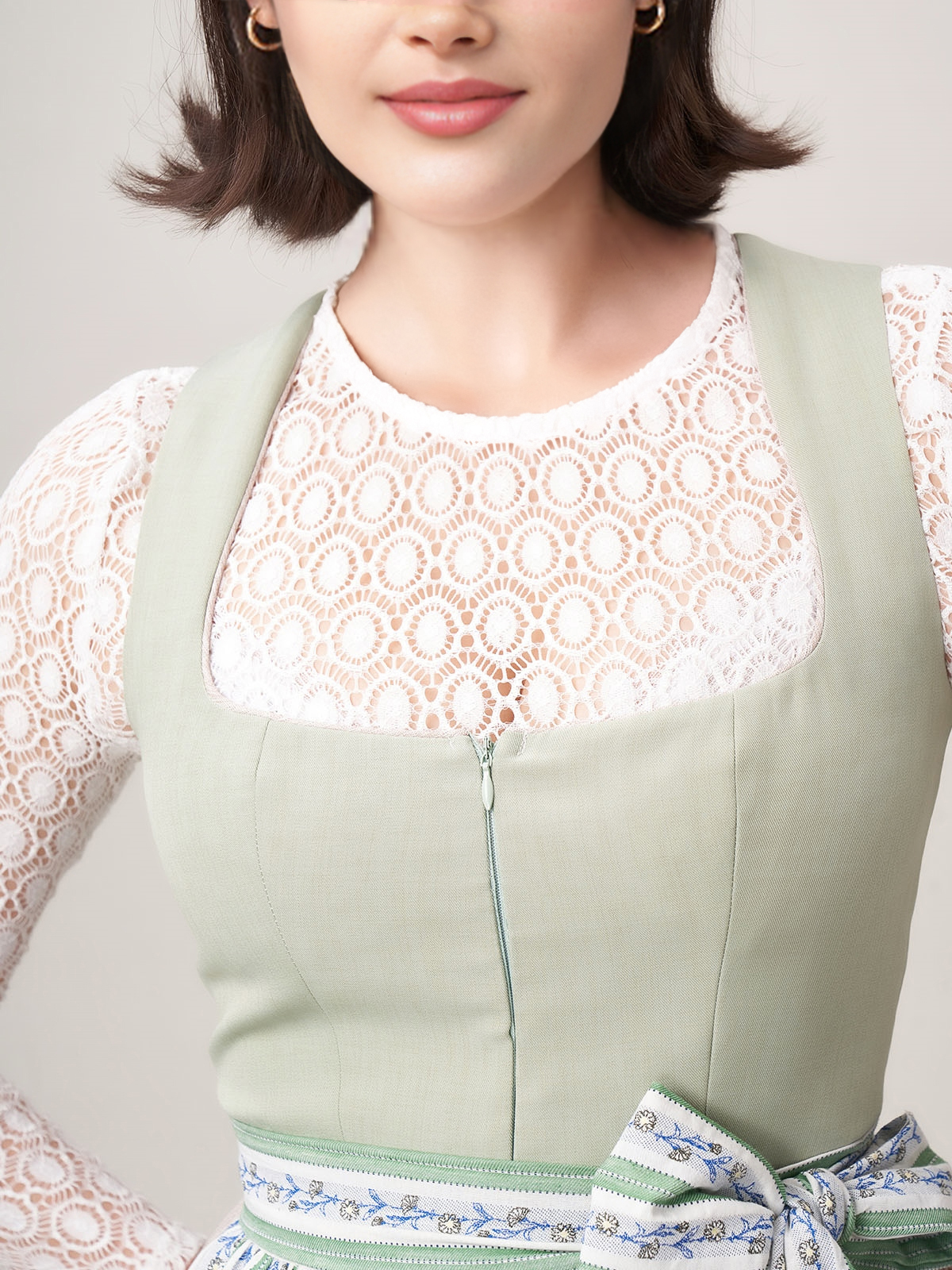 Traditionelles blaues Dirndl mit modernem Schnitt
