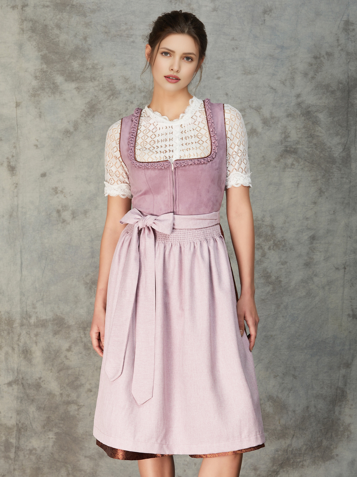 Dirndl in blau-beiger Farbkombination