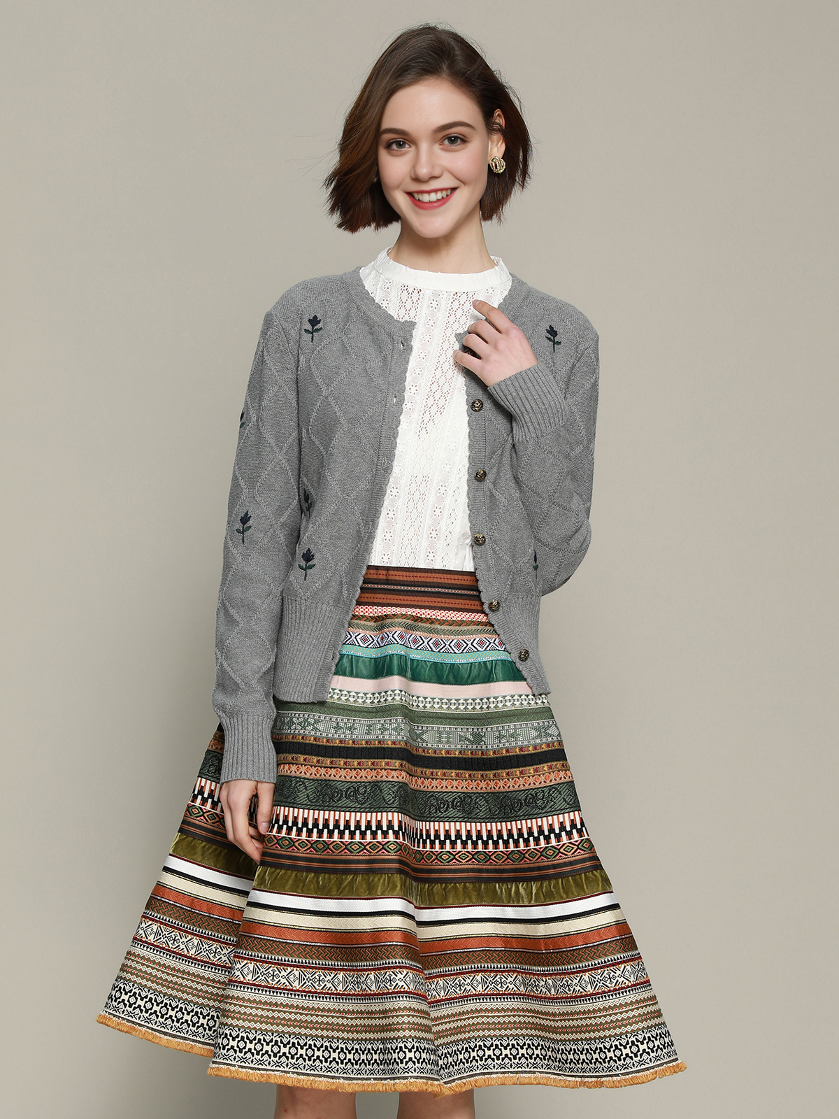 Modernes Dirndl in Grün mit raffiniertem Ausschnitt