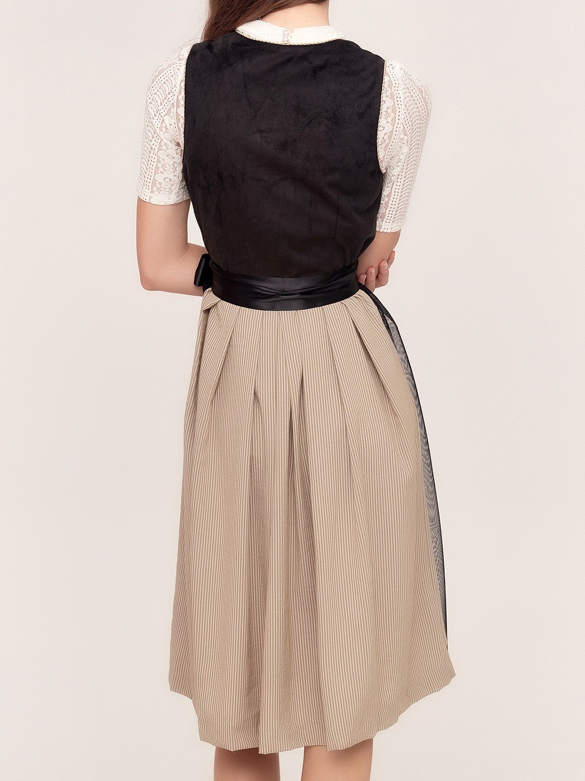 Dirndl mit tieferem Ausschnitt in Schwarz