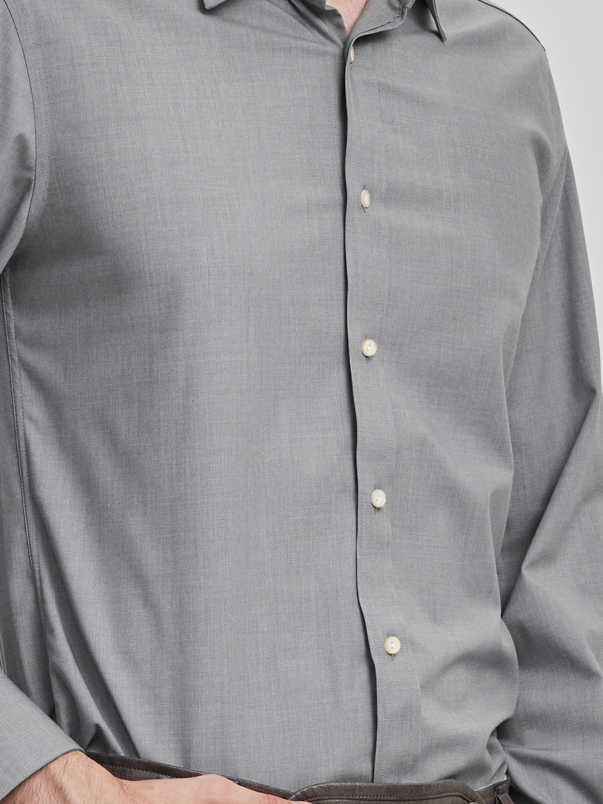 Dirndlbluse in Grau – zeitlos und elegant