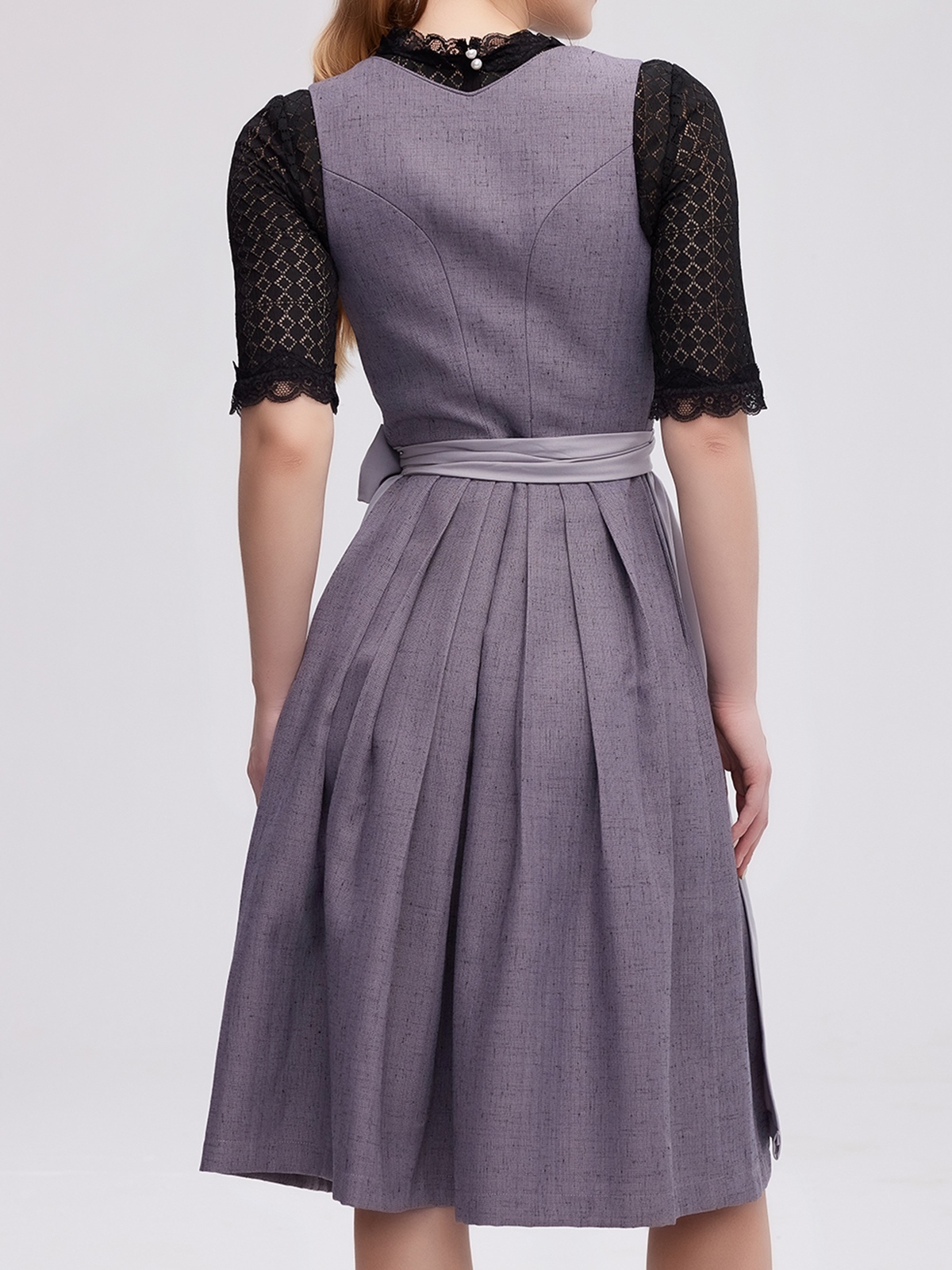 Dirndl in Grau – zeitlose Eleganz
