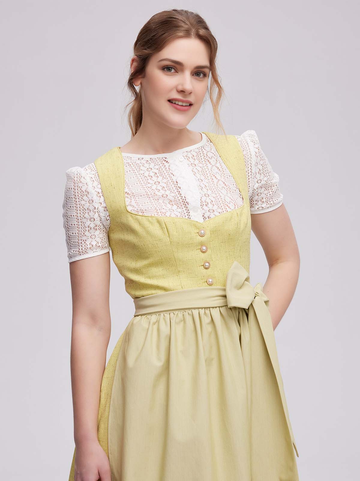 Ein gelbes Dirndl mit floralen Details – perfekt für festliche Anlässe
