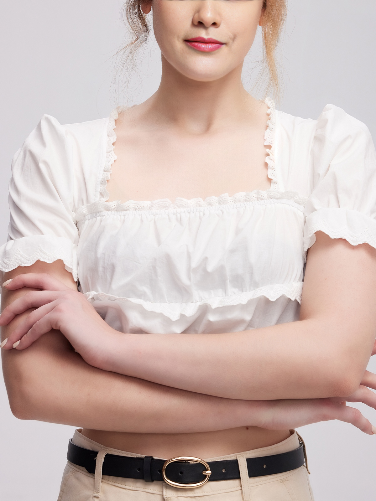 Dirndl mit weißer Bluse und floralem Muster