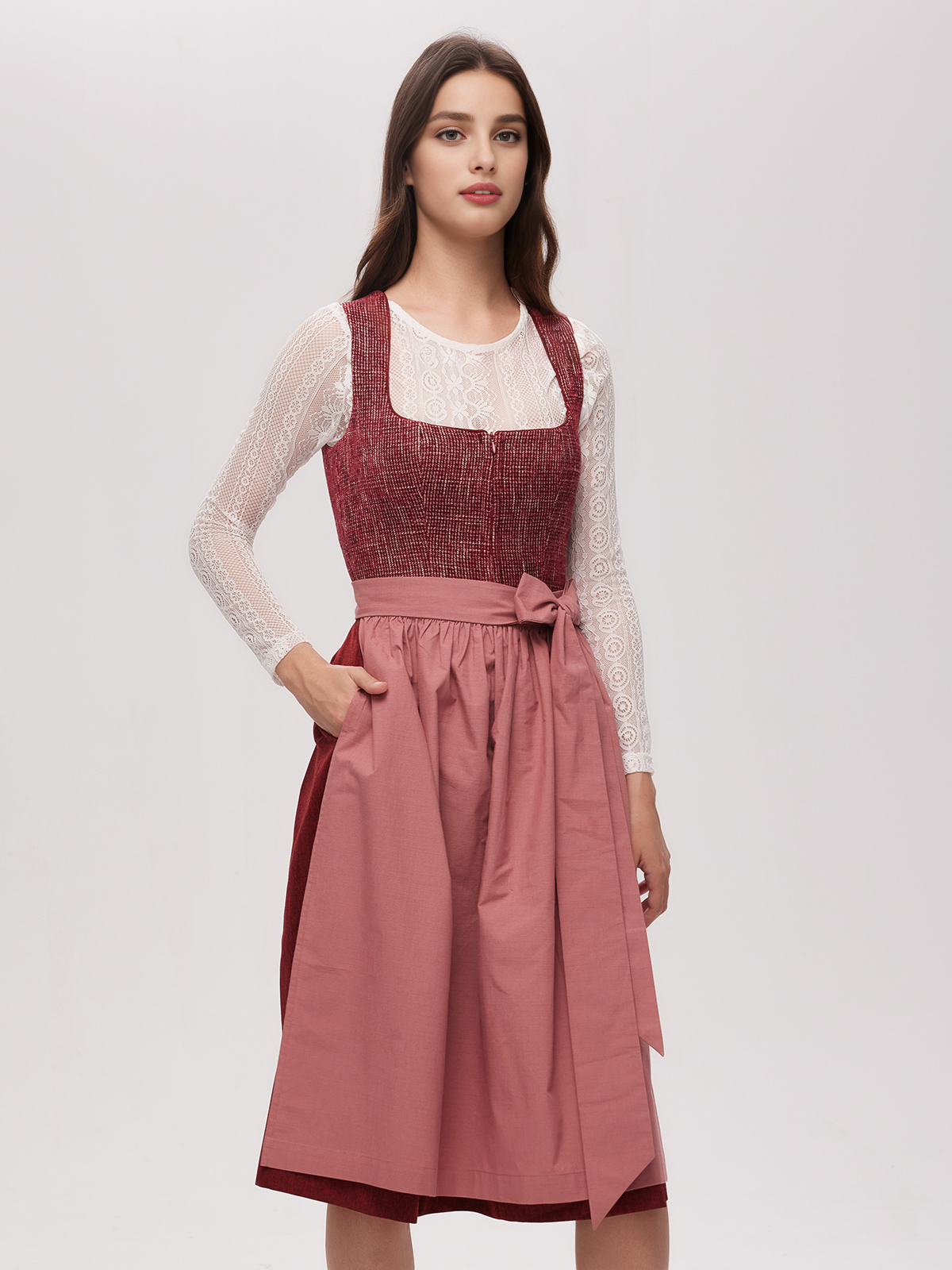 Dirndlbluse in Rot – feminin und elegant