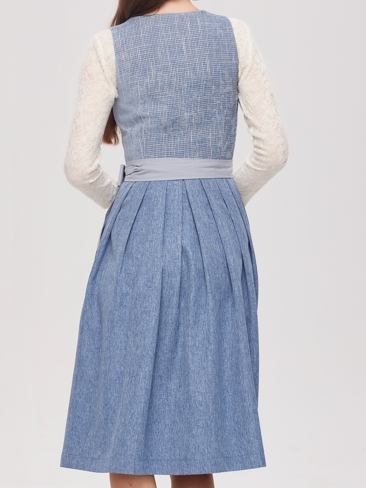 Dirndl in Blau mit traditioneller Bluse