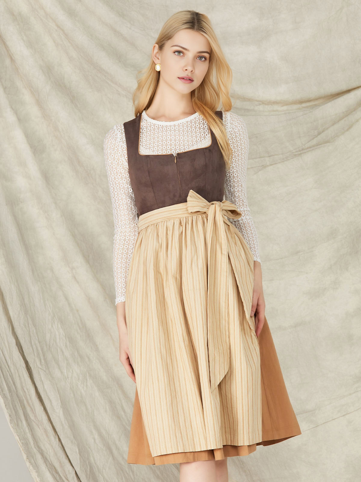 Dirndl mit Knöpfen in Braun