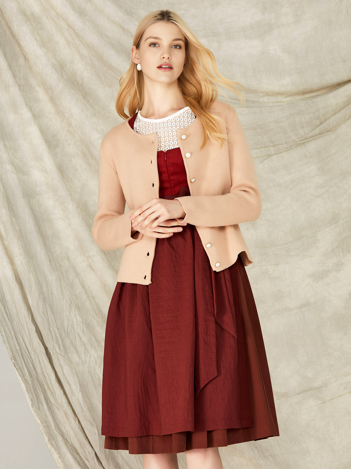 Dirndl in Braun mit Strickmuster
