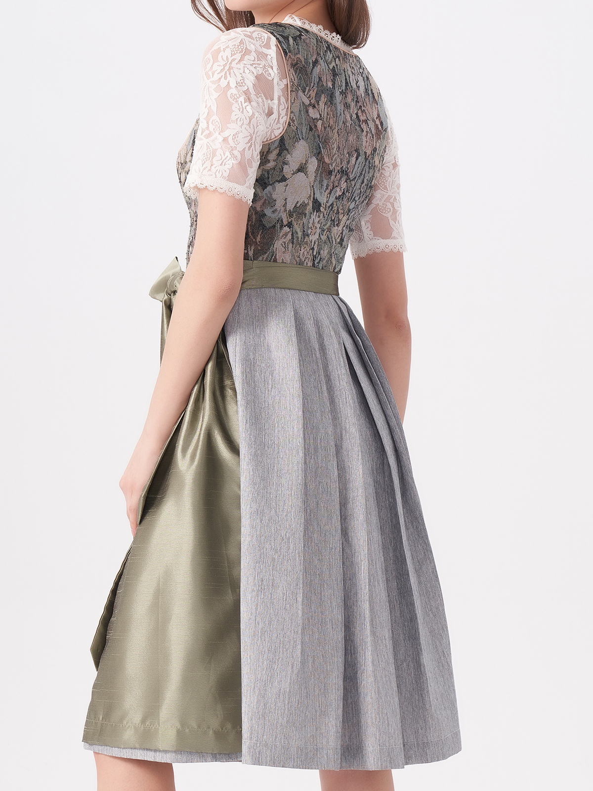 Ein modernes grünes Dirndl aus Samt – perfekt für festliche Anlässe